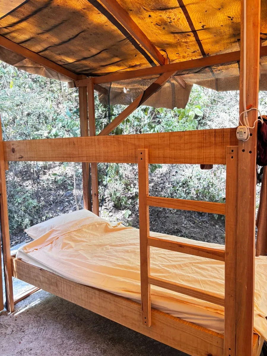 Litera de madera del bunk lodge con la cama tendida