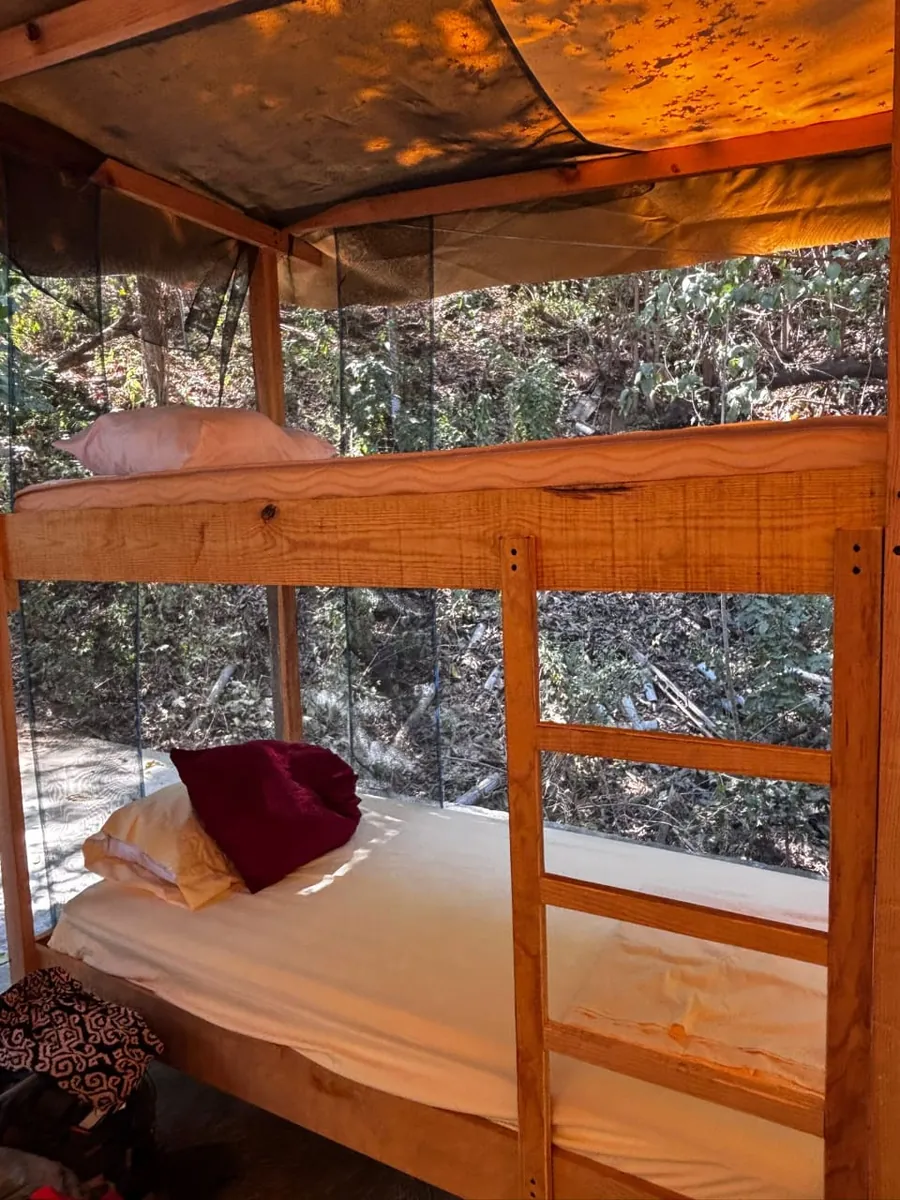 Litera del bunk lodge abierta al monte