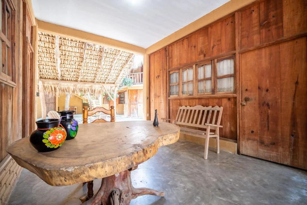 Mesa de madera bajo la palapa