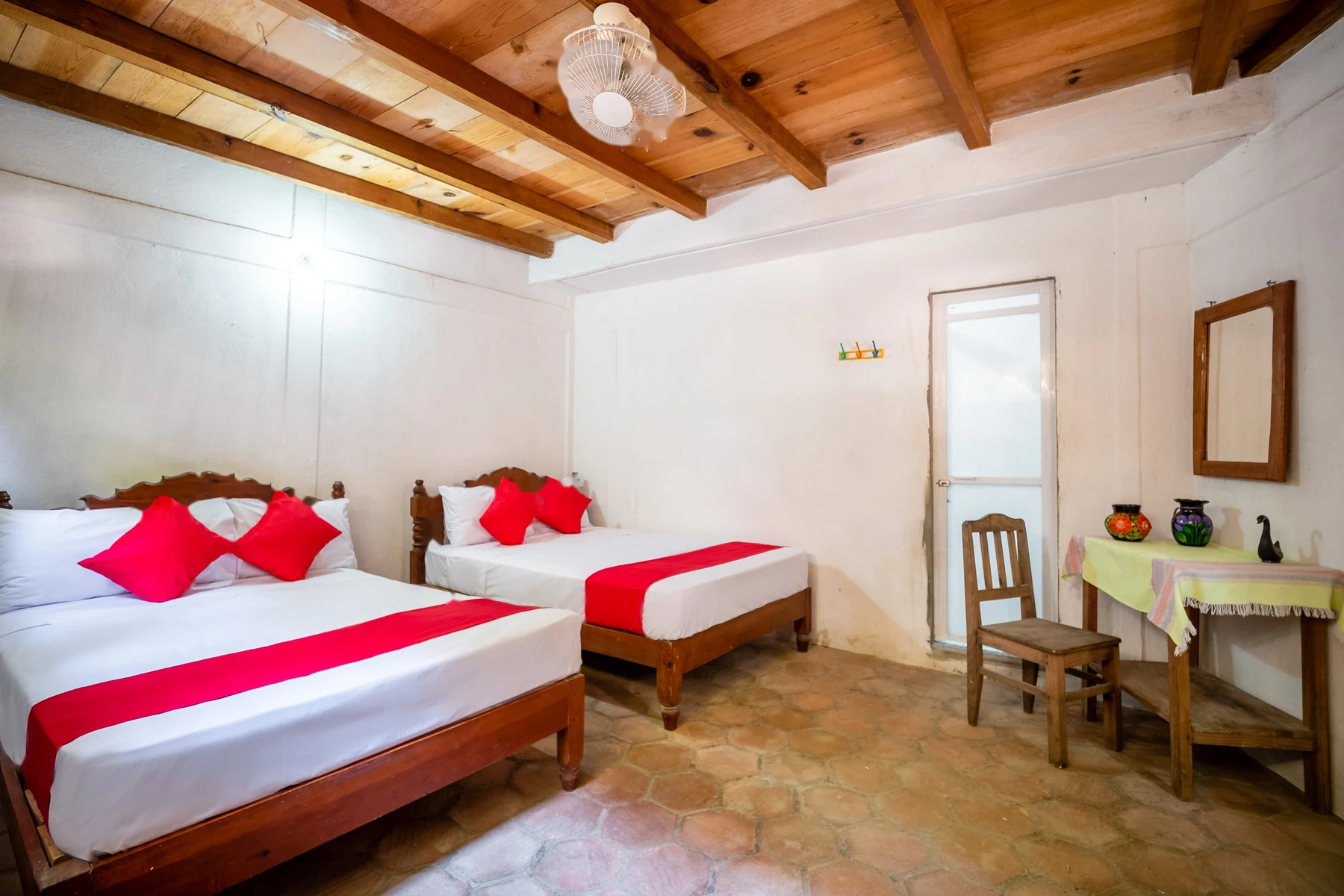 Habitación compartida con techo de madera