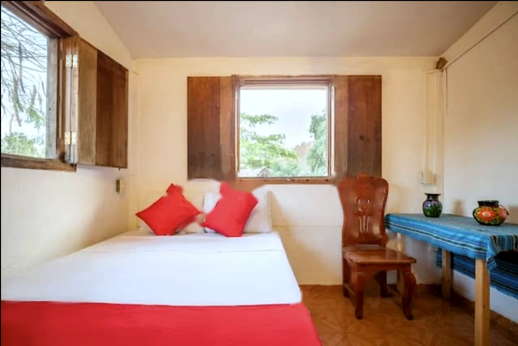 Habitación privada con ventanas de madera