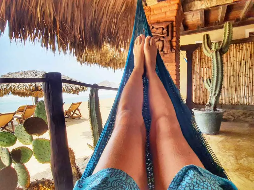 Descanso en hamaca frente al mar en la costa oaxaqueña