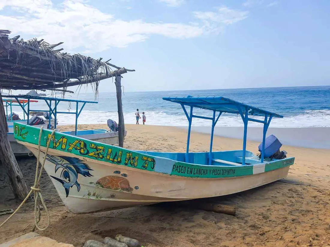 Lancha pintada con el nombre Mazunte en la playa