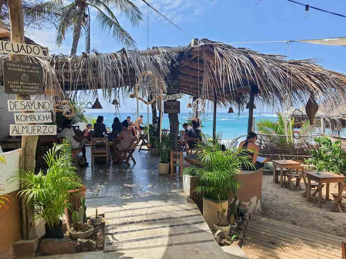 Mural colorido sobre muro de piedra en Mazunte