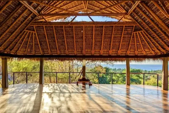 La sala de Casa Yeshua al atardecer, con vista al mar de Mazunte