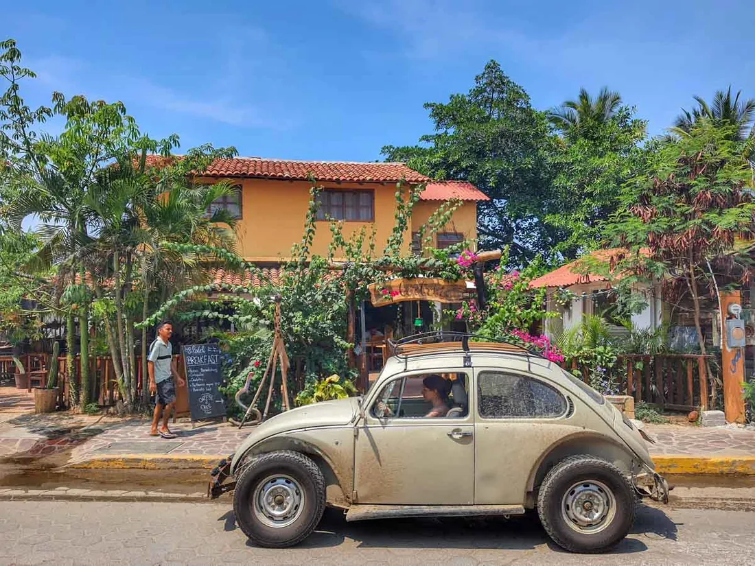 Vocho estacionado frente a un café de Mazunte